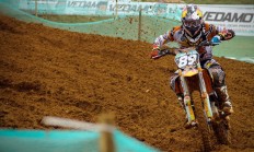 米兰体育官方网站-赛道风云，雷诺绝地反击，维斯塔潘状态如火山喷发