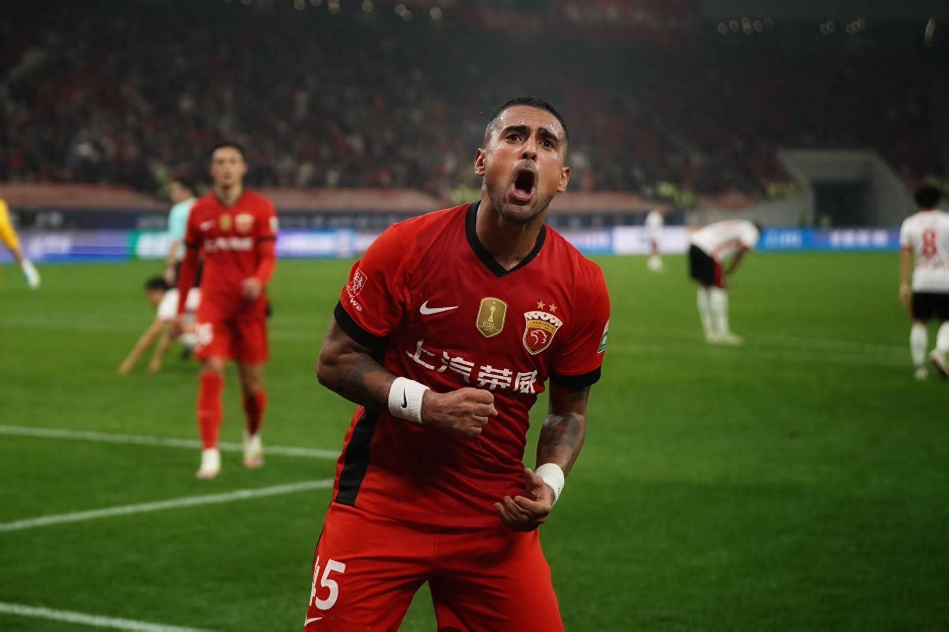 包含里昂主场不败纪录遭终结，球队士气受挫的词条